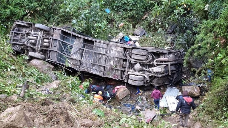 Xe buýt lật và rơi xuống khe núi ở Peru, ít nhất 27 người thiệt mạng